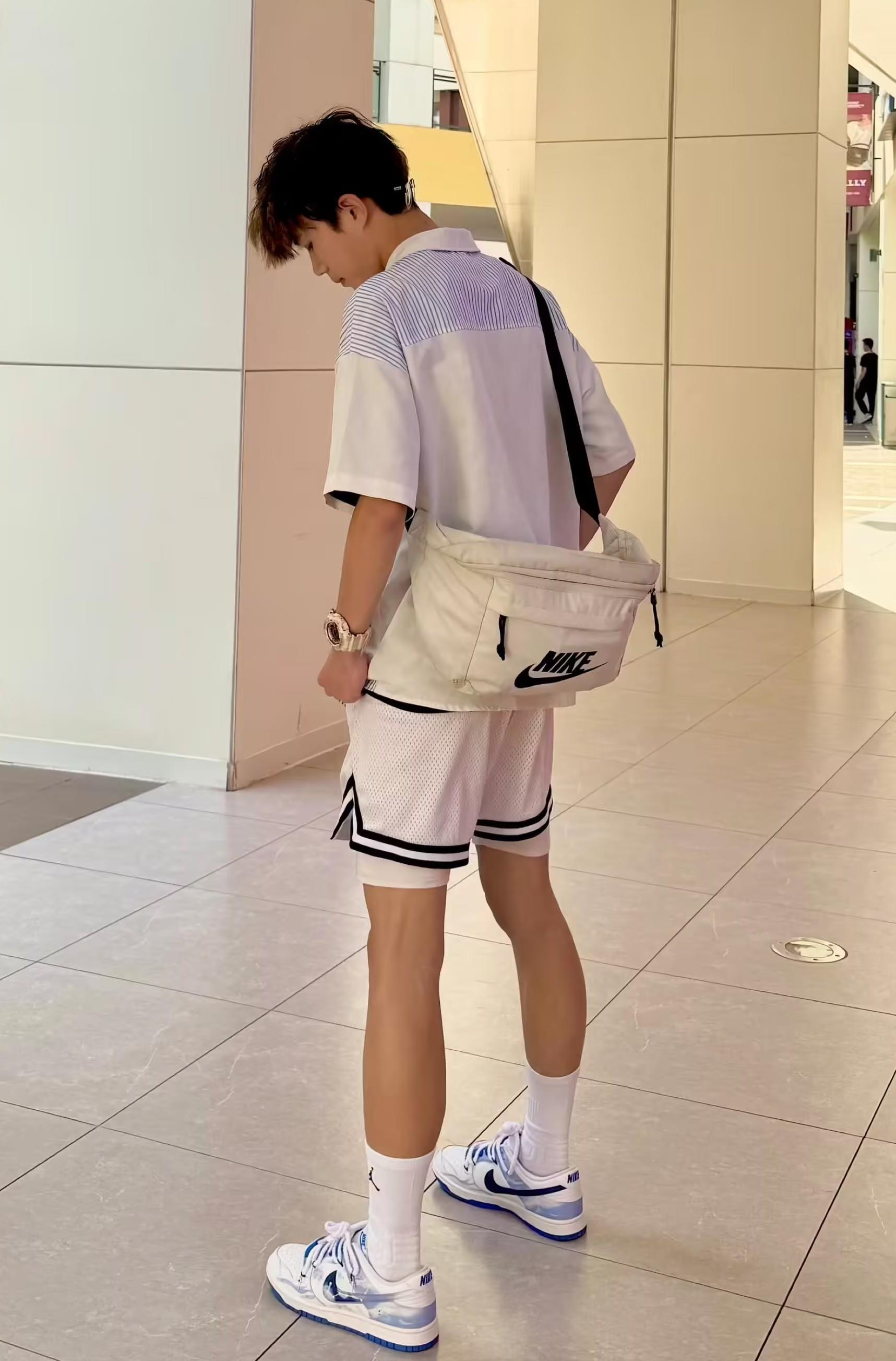 这一身“清透运动风”穿搭,是把“夏日少年感”直接穿在身上了吧!